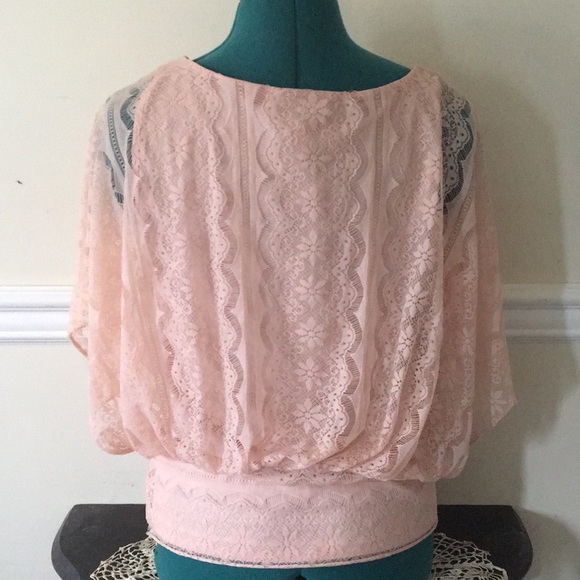 Elle - Bohemian feminine flutter sleeve top - pink  Floral Lace - lined size S - Picture 3 of 4